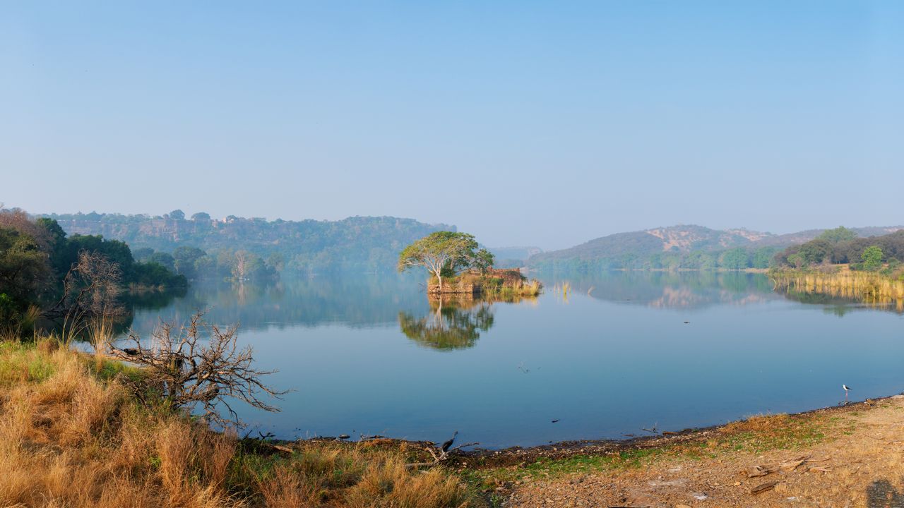 Jezero v parku Ranthambore Indie