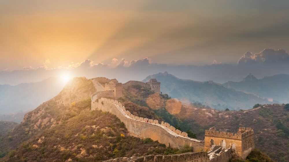 Krajina a Čínská zeď při západu slunce