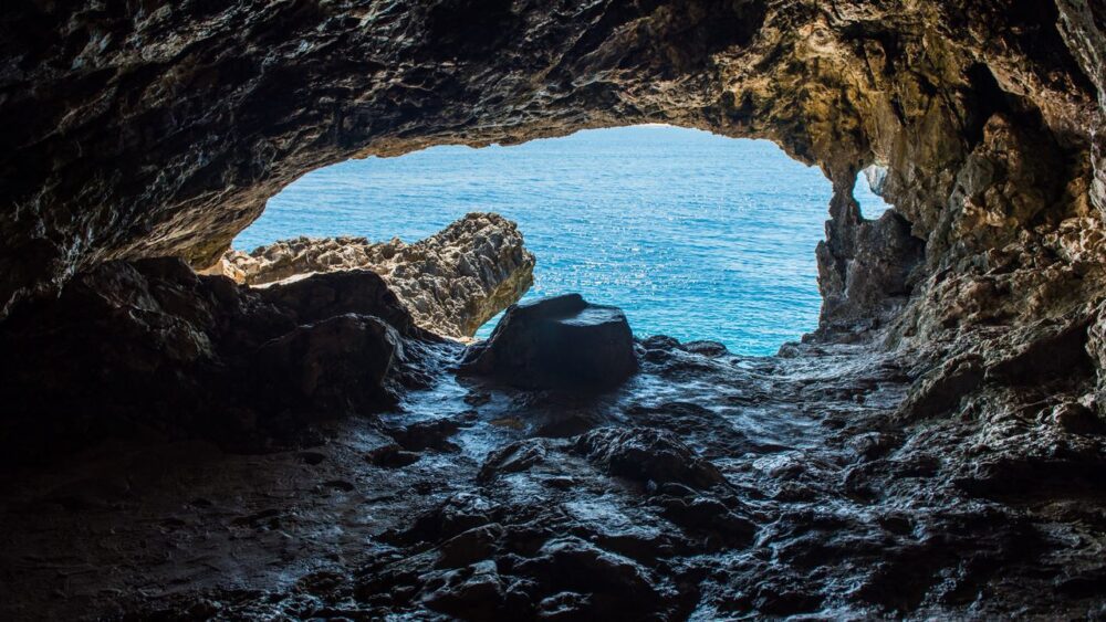 Pohled na moře z jeskyně