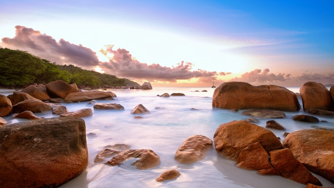 Skalnaté pobřeží na Seychelách