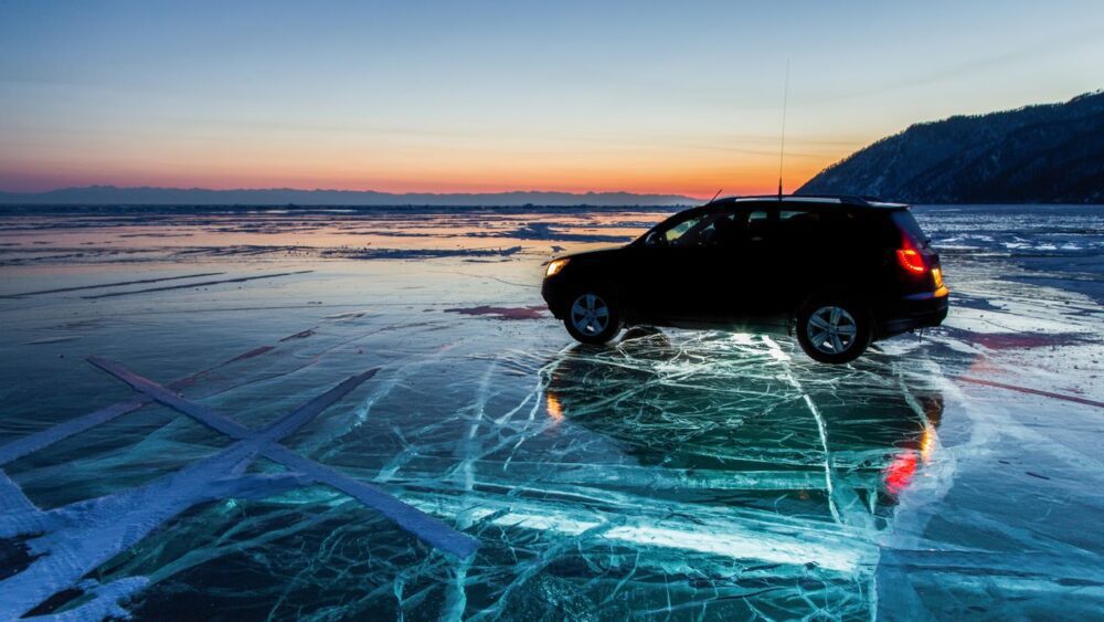 Automobil-na-jezere-Bajkal