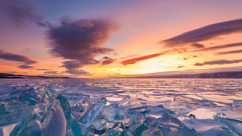 Zmrzle-jezero-Bajkal-pri-zapadu-slunce