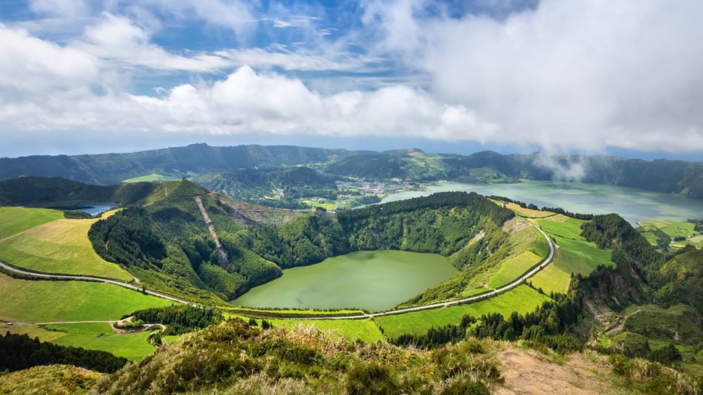 lagoa-de-santiago-sete-cidades-volcano-portugalsko