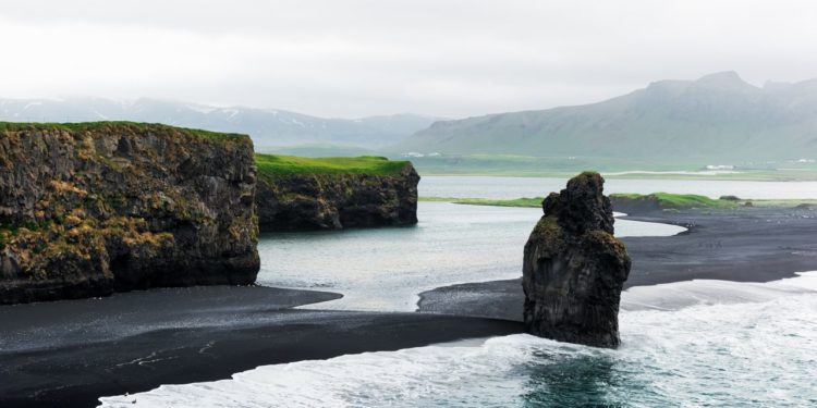 cerna-plaz-reynisfjara-na-islandu