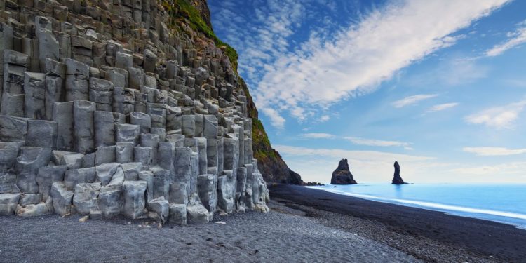 skaly-reynisfjara-island