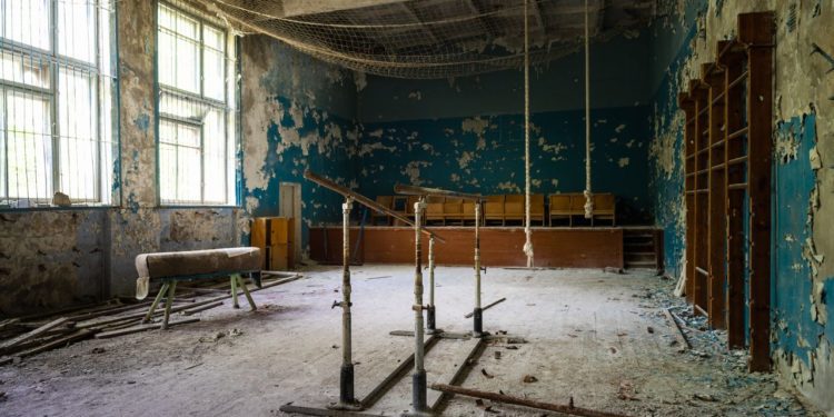 Duga-radar-vesnice-opustena-telocvicna