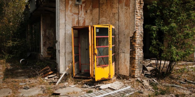 budka-u-budovy-mesto-pripyat