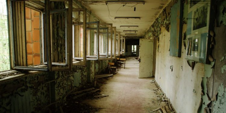 chodba-opustene-budovy