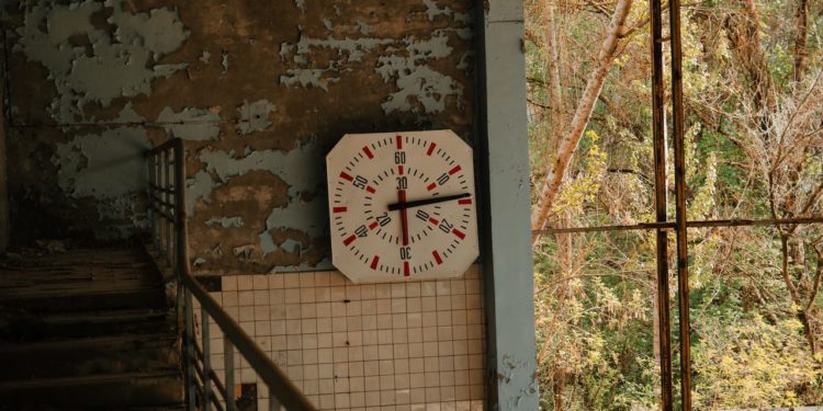 hodiny-v-opustene-budove-pripyat