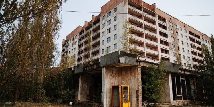 mesto-pripyat-opustena-budova