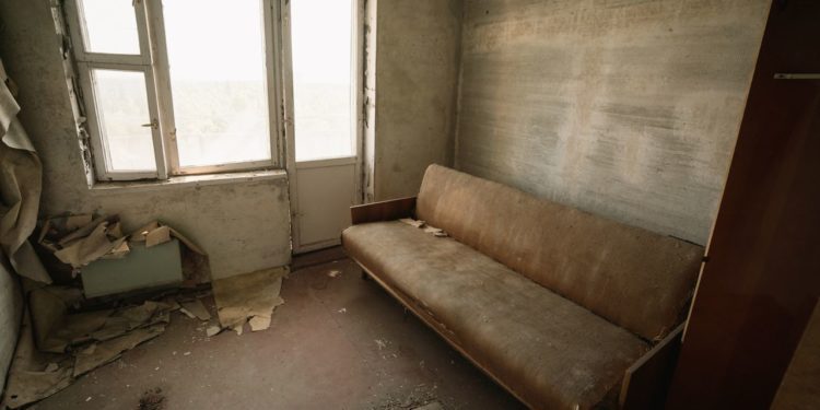 obyvak-v-opustenem-dome-pripyat