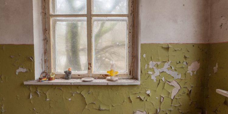 okno-opusteneho-domu-u-cernobylu