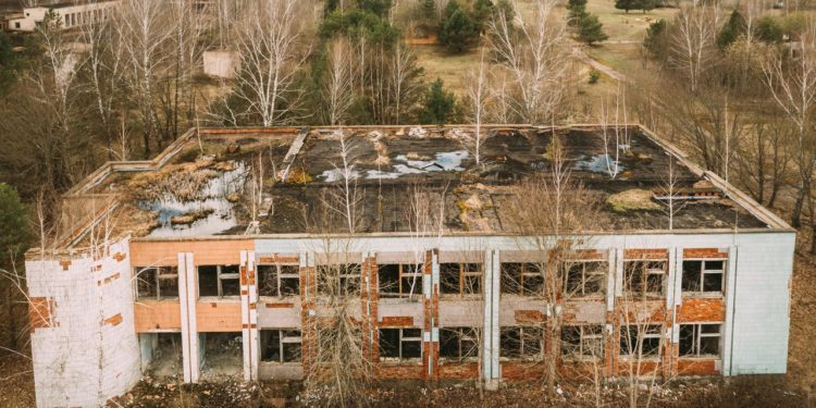 opustena-budova-pobliz-cernobylu