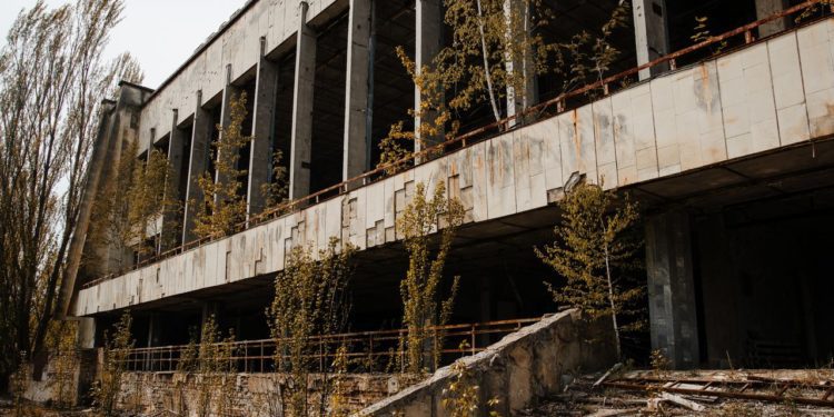 opustena-budova-ve-meste-pripyat-ukrajina