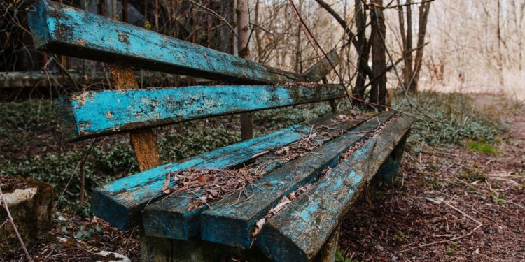 stara-lavicka-u-cernobylu