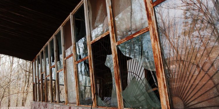 znicena-vyloha-budovy-mesto-pripyat