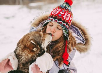 divka a pes na prochazce