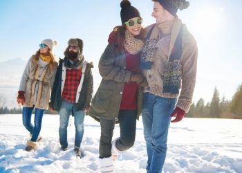 skupina pratel v zime