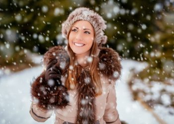 zena na zimni prochazce