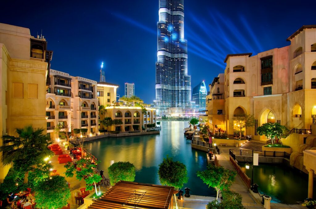 mesto dubaj Beautiful downtown area in Dubai at night, Dubai, United Arab Emirates