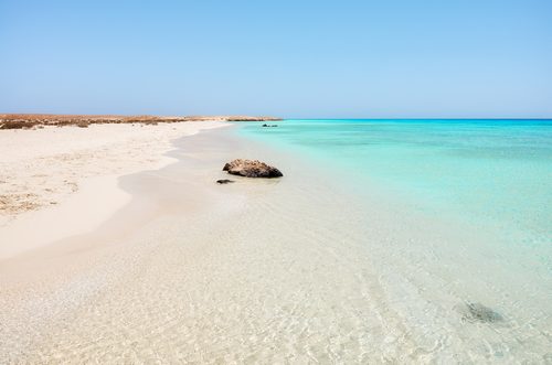 modre more Beautiful sandy beach with turquoise water, Egypt.