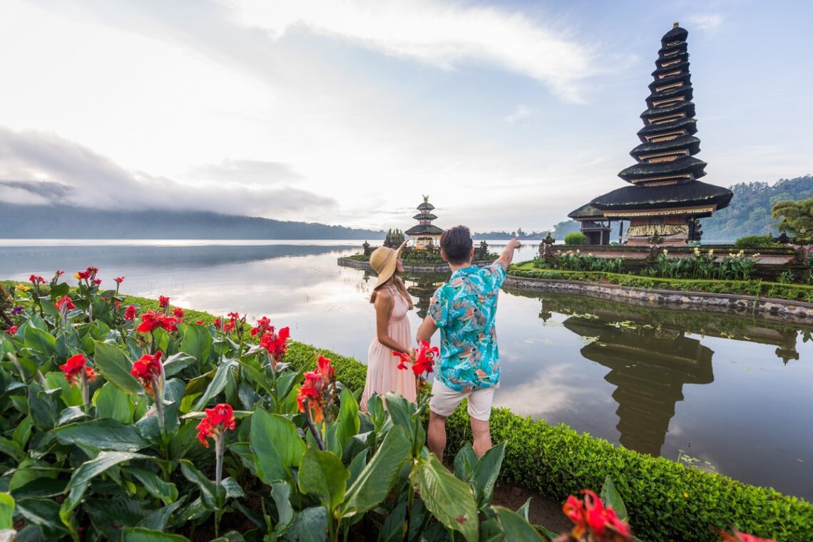Young couple at the Pura Ulun Danu Bratan, Bali