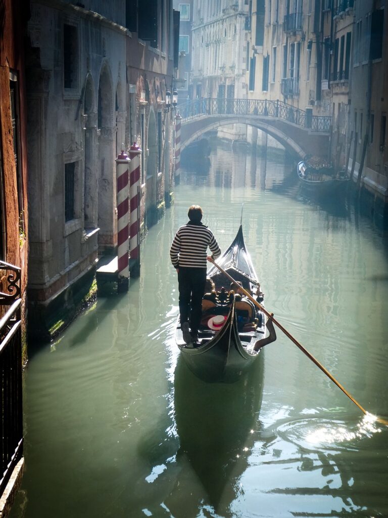 lunarseaart-gondola-2092617-1280